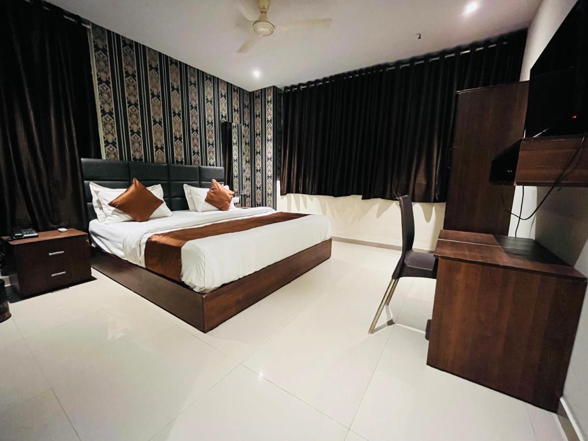 Hotel Nova Vesu สุรัต ภายนอก รูปภาพ