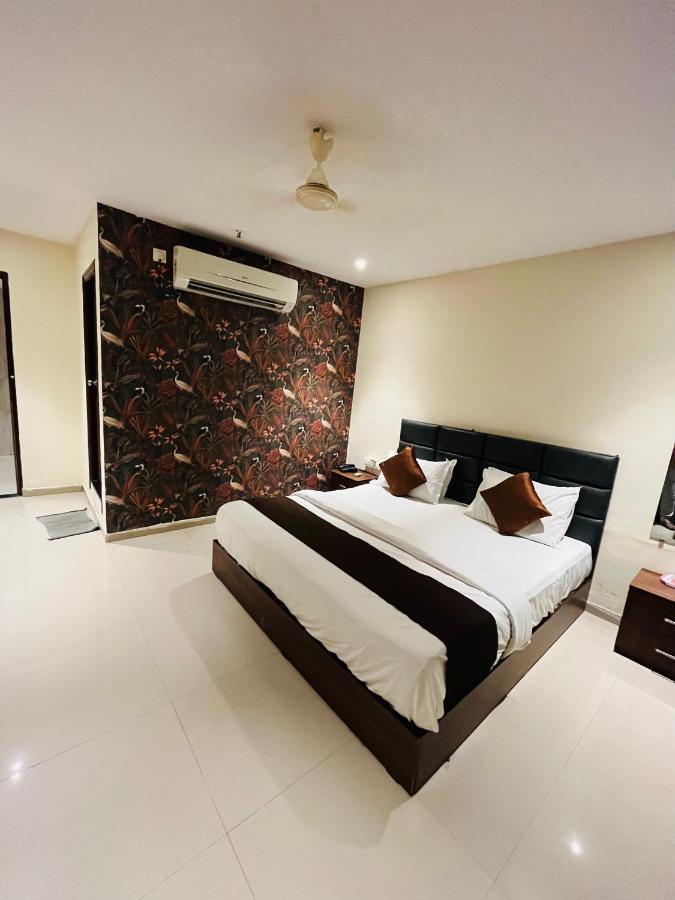 Hotel Nova Vesu สุรัต ภายนอก รูปภาพ