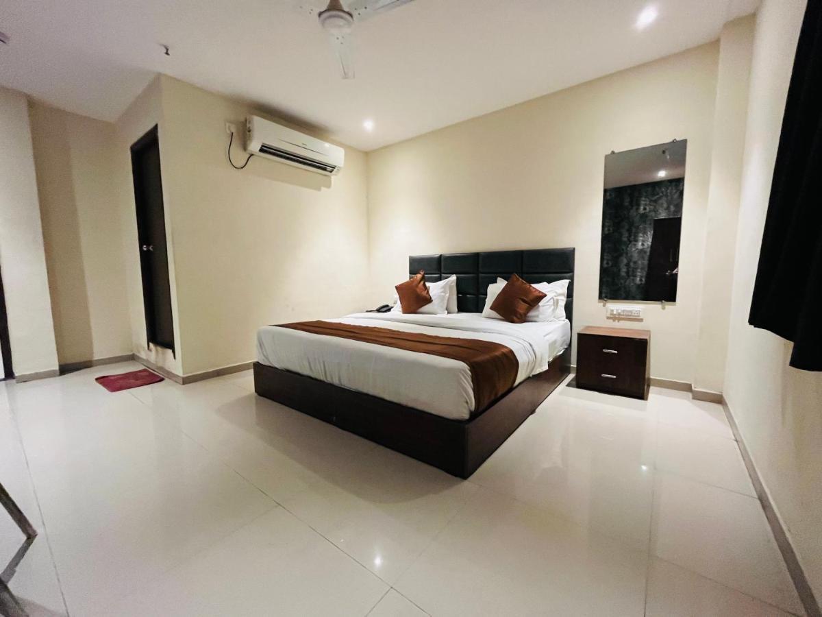 Hotel Nova Vesu สุรัต ภายนอก รูปภาพ