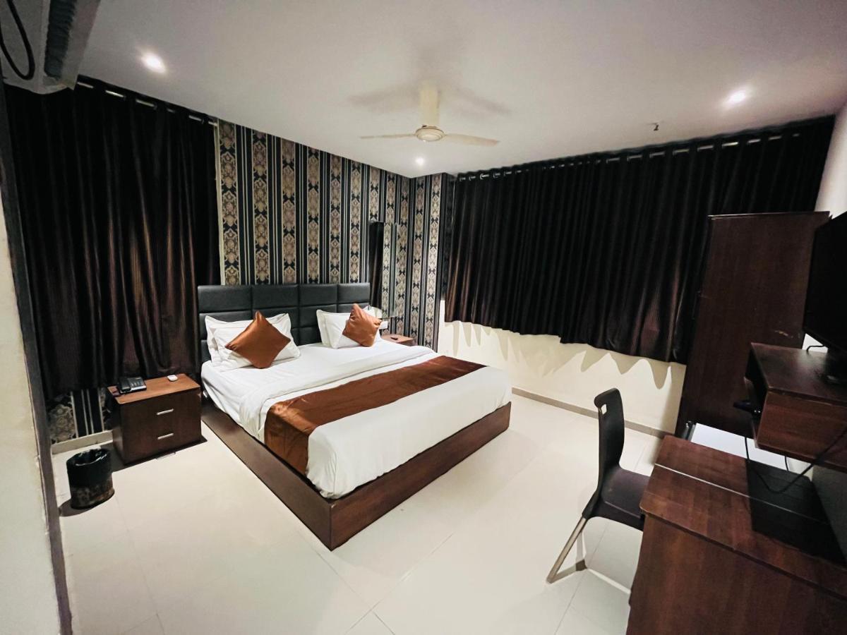 Hotel Nova Vesu สุรัต ภายนอก รูปภาพ
